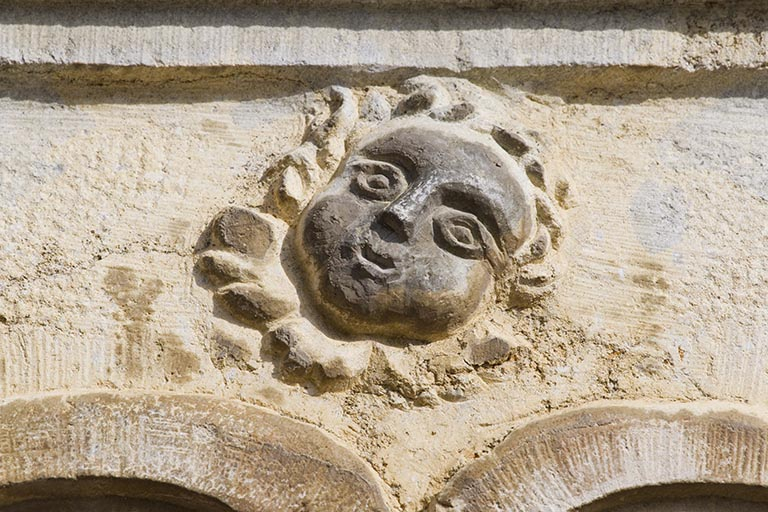 Maison : tête d'angelot sur le linteau de la porte d'entrée. © Yves Sancey / Région Bourgogne-Franche-Comté, Inventaire du patrimoine - 2013