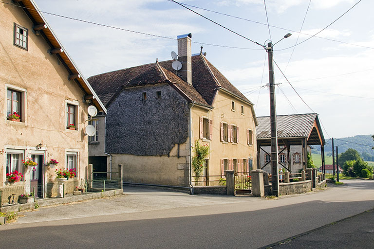 Maison et hangar de 1990, depuis la route à l'ouest. © Yves Sancey / Région Bourgogne-Franche-Comté, Inventaire du patrimoine - 2013