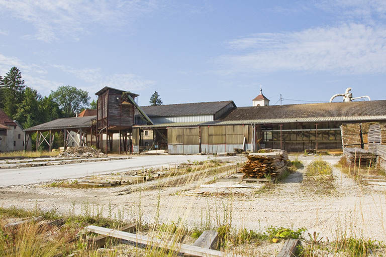 Scierie vue de l'est : de gauche à droite, hangars de 1990 et 1969-1970, atelier de fabrication de 1953. © Yves Sancey / Région Bourgogne-Franche-Comté, Inventaire du patrimoine - 2013