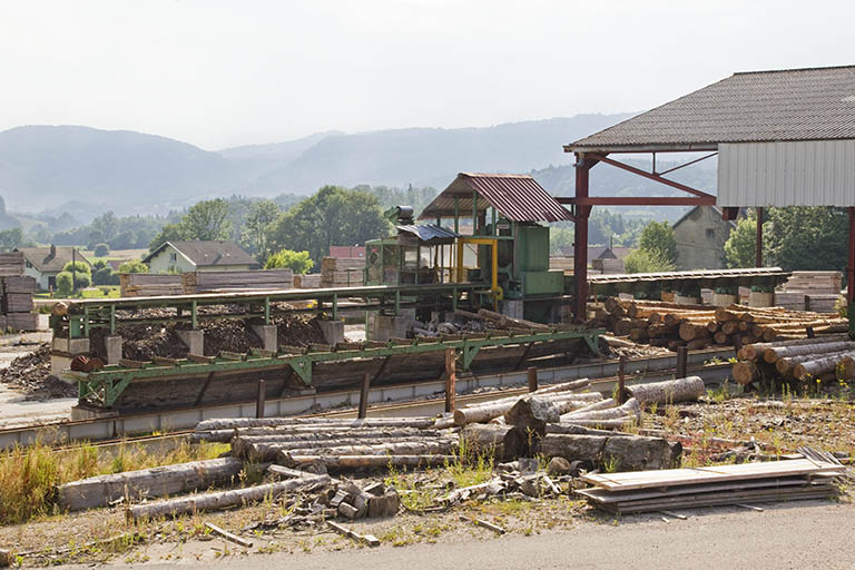 Parc aux grumes : convoyeur et écorceuse Segem. © Yves Sancey / Région Bourgogne-Franche-Comté, Inventaire du patrimoine - 2013