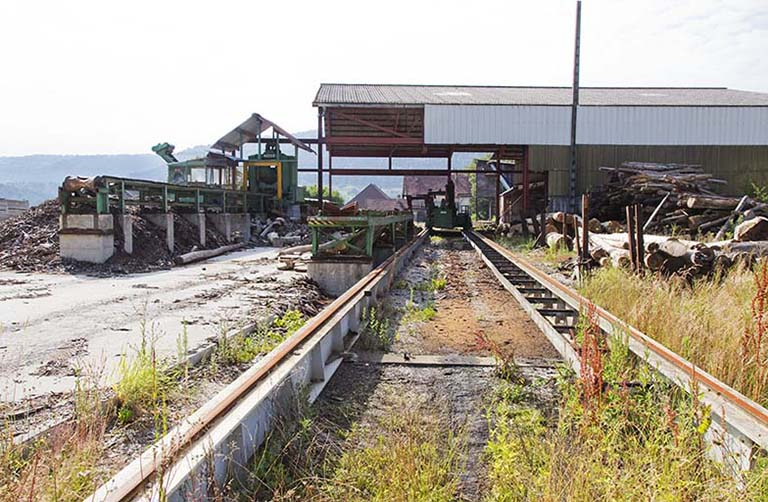 Parc aux grumes : installations d'écorçage et de sciage. © Yves Sancey / Région Bourgogne-Franche-Comté, Inventaire du patrimoine - 2013