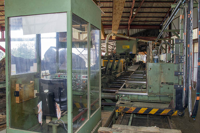 Atelier de fabrication de 1980-1982 : scie Gillet et Vigneau. © Yves Sancey / Région Bourgogne-Franche-Comté, Inventaire du patrimoine - 2013