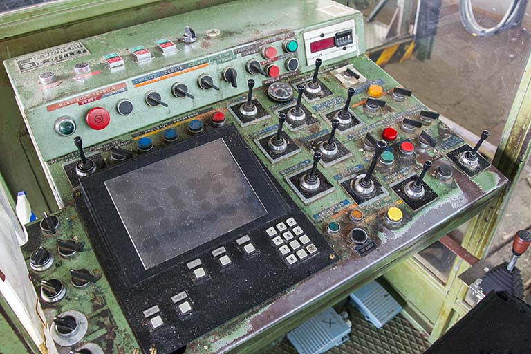 Atelier de fabrication de 1980-1982 : pupitre du poste de commande de la scie Gillet et Vigneau. © Yves Sancey / Région Bourgogne-Franche-Comté, Inventaire du patrimoine - 2013