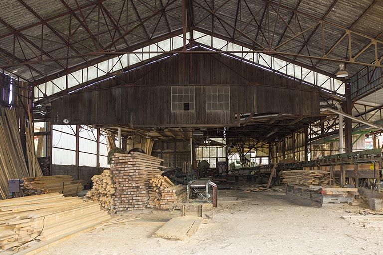 Hangar de 1969-1970 et atelier de fabrication de 1953 : intérieur. © Yves Sancey / Région Bourgogne-Franche-Comté, Inventaire du patrimoine - 2013