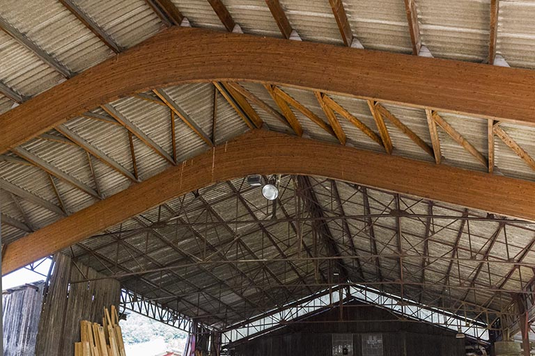 Hangar de 1990 : charpente en lamellé-collé. © Yves Sancey / Région Bourgogne-Franche-Comté, Inventaire du patrimoine - 2013