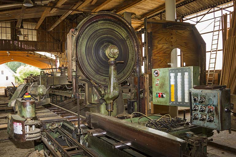 Atelier de fabrication de 1953 : scie CIP Marqcol. © Yves Sancey / Région Bourgogne-Franche-Comté, Inventaire du patrimoine - 2013