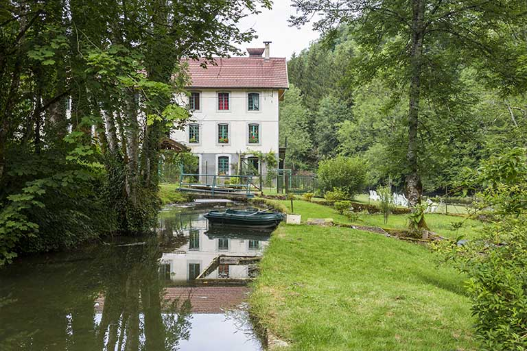 Moulin, façade antérieure : bief d'amenée. © Yves Sancey / Région Bourgogne-Franche-Comté, Inventaire du patrimoine - 2013