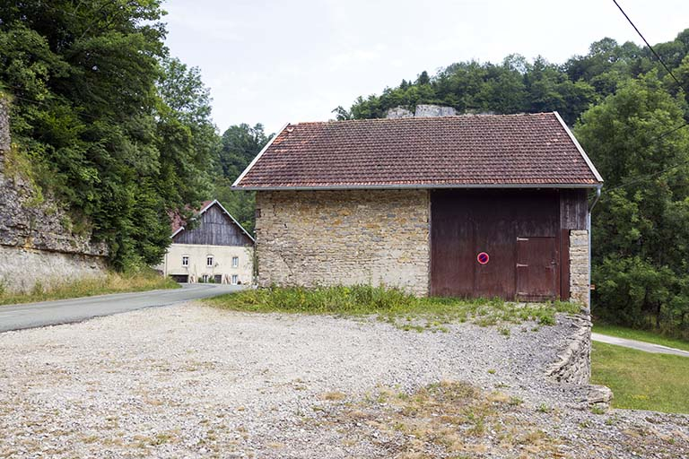 Site de la scierie : remise et étable (avec à l'arrière-plan le logement d'ouvriers proche du moulin). © Yves Sancey / Région Bourgogne-Franche-Comté, Inventaire du patrimoine - 2013