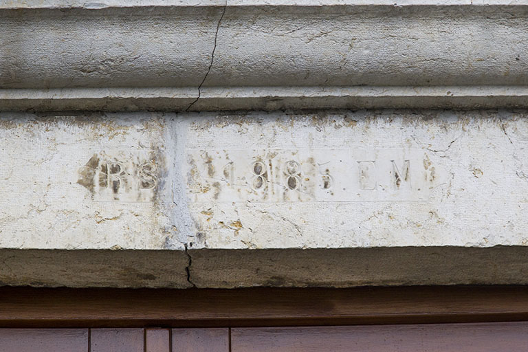 Linteau de l'entrée daté. © Yves Sancey / Région Bourgogne-Franche-Comté, Inventaire du patrimoine - 2013