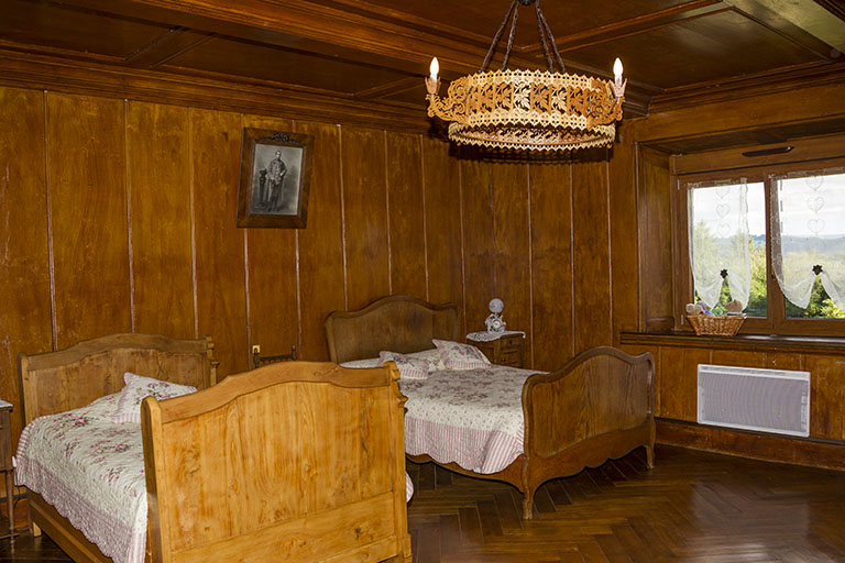 Partie sud : ancien salon ("poêle") transformé en chambre à coucher. © Yves Sancey / Région Bourgogne-Franche-Comté, Inventaire du patrimoine - 2013