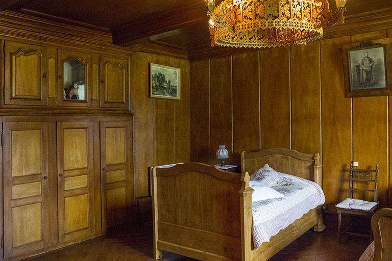 Partie sud : ancien salon ("poêle") transformé en chambre à coucher. © Yves Sancey / Région Bourgogne-Franche-Comté, Inventaire du patrimoine - 2013