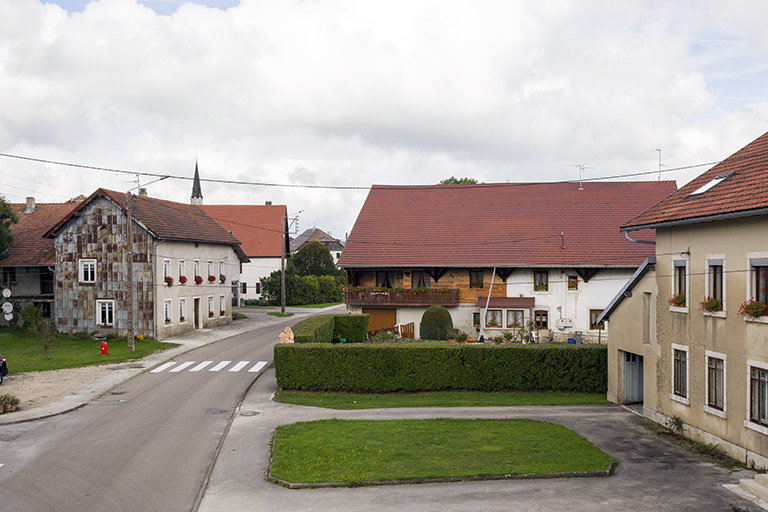Vue d'ensemble, depuis le sud. Au centre la ferme Guigon-Cuenot et à droite l'atelier d'horlogerie Léon Cuenot et ses Fils. © Yves Sancey / Région Bourgogne-Franche-Comté, Inventaire du patrimoine - 2013