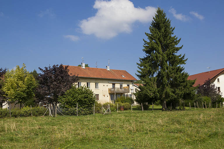 Vue d'ensemble, depuis l'est (façade postérieure). © Yves Sancey / Région Bourgogne-Franche-Comté, Inventaire du patrimoine - 2013