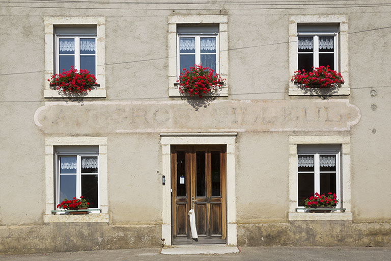 Façade antérieure : enseigne et baies des trois travées centrales. © Yves Sancey / Région Bourgogne-Franche-Comté, Inventaire du patrimoine - 2013