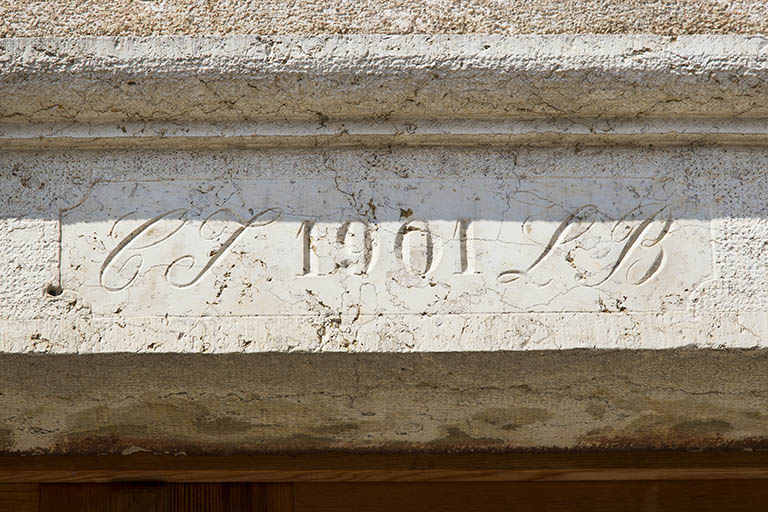 Façade antérieure : linteau daté. © Yves Sancey / Région Bourgogne-Franche-Comté, Inventaire du patrimoine - 2013