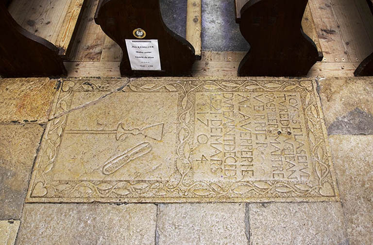 Fessevillers, église Saint-Maurice : vue plongeante sur la pierre tombale du maître verrier Jean Raspillers. © Yves Sancey / Région Bourgogne-Franche-Comté, Inventaire du patrimoine - 2013 Fessevillers, église Saint-Maurice : vue plongeante sur la pierre tombale du maître verrier Jean Raspillers. © Yves Sancey / Région Bourgogne-Franche-Comté, Inventaire du patrimoine - 2013