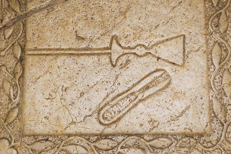 Fessevillers, église Saint-Maurice : outils du souffleur de verre sur la pierre tombale du maître verrier Jean Raspillers. © Yves Sancey / Région Bourgogne-Franche-Comté, Inventaire du patrimoine - 2013 Fessevillers, église Saint-Maurice : outils du souffleur de verre sur la pierre tombale du maître verrier Jean Raspillers. © Yves Sancey / Région Bourgogne-Franche-Comté, Inventaire du patrimoine - 2013