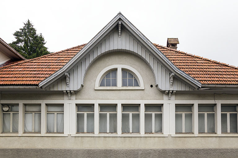 Atelier de 1920, façade latérale gauche (ouest) : fronton et fenêtres multiples. © Yves Sancey / Région Bourgogne-Franche-Comté, Inventaire du patrimoine - 2013