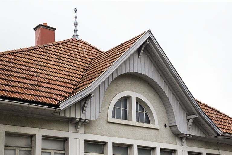 Atelier de 1920, façade latérale gauche : fronton. © Yves Sancey / Région Bourgogne-Franche-Comté, Inventaire du patrimoine - 2013