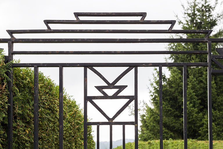 Grille près de l'atelier de 1930 (détail). © Yves Sancey / Région Bourgogne-Franche-Comté, Inventaire du patrimoine - 2013