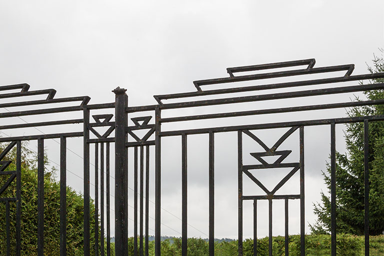 Grille près de l'atelier de 1930. © Yves Sancey / Région Bourgogne-Franche-Comté, Inventaire du patrimoine - 2013