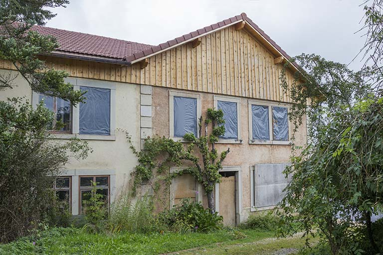 Uisne : façade latérale gauche (entrée). © Yves Sancey / Région Bourgogne-Franche-Comté, Inventaire du patrimoine - 2013 Uisne : façade latérale gauche (entrée). © Yves Sancey / Région Bourgogne-Franche-Comté, Inventaire du patrimoine - 2013