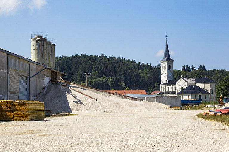 Atelier central : stockage de sable et gravier contre le mur nord. © Yves Sancey / Région Bourgogne-Franche-Comté, Inventaire du patrimoine - 2013