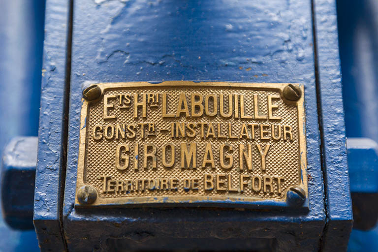 Plaque du constructeur Henri Jabouille. © Yves Sancey / Région Bourgogne-Franche-Comté, Inventaire du patrimoine - 2013 Plaque du constructeur Henri Jabouille. © Yves Sancey / Région Bourgogne-Franche-Comté, Inventaire du patrimoine - 2013