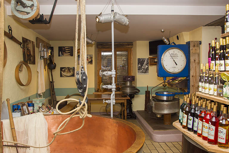 Cuve de fabrication, pèse-lait, écrémeuse et instruments de fromager. © Yves Sancey / Région Bourgogne-Franche-Comté, Inventaire du patrimoine - 2013 Cuve de fabrication, pèse-lait, écrémeuse et instruments de fromager. © Yves Sancey / Région Bourgogne-Franche-Comté, Inventaire du patrimoine - 2013