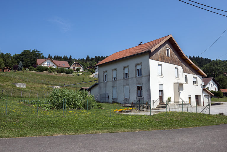 Vue d'ensemble, depuis le sud (élévations antérieure et latérale gauche). © Yves Sancey / Région Bourgogne-Franche-Comté, Inventaire du patrimoine - 2013