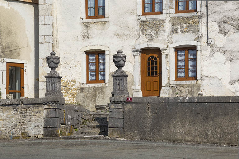 Terrasse surélevée : escalier encadré par deux vases d'amortissement. © Yves Sancey / Région Bourgogne-Franche-Comté, Inventaire du patrimoine - 2013
