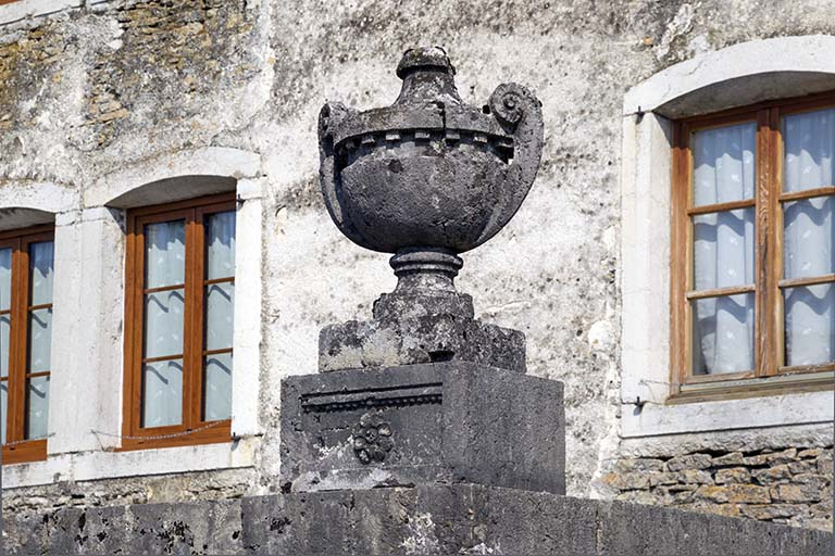 Terrasse surélevée : vase d'amortissement. © Yves Sancey / Région Bourgogne-Franche-Comté, Inventaire du patrimoine - 2013