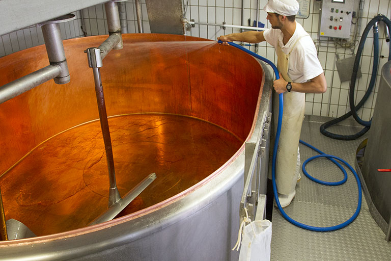 Nettoyage des installations : intérieur d'une cuve de fabrication standard. © Yves Sancey / Région Bourgogne-Franche-Comté, Inventaire du patrimoine - 2013