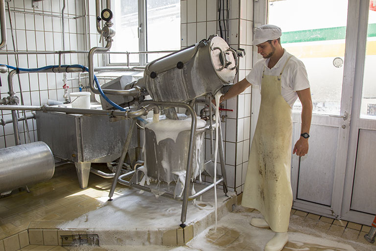 Nettoyage des installations : filtre à sérum. © Yves Sancey / Région Bourgogne-Franche-Comté, Inventaire du patrimoine - 2013