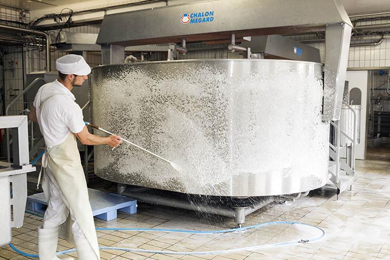 Nettoyage des installations : extérieur d'une cuve de fabrication. © Yves Sancey / Région Bourgogne-Franche-Comté, Inventaire du patrimoine - 2013