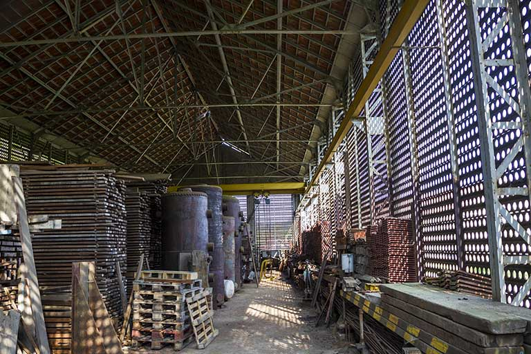 Site rue du Jura : intérieur de l'entrepôt industriel. © Yves Sancey / Région Bourgogne-Franche-Comté, Inventaire du patrimoine - 2013 Site rue du Jura : intérieur de l'entrepôt industriel. © Yves Sancey / Région Bourgogne-Franche-Comté, Inventaire du patrimoine - 2013