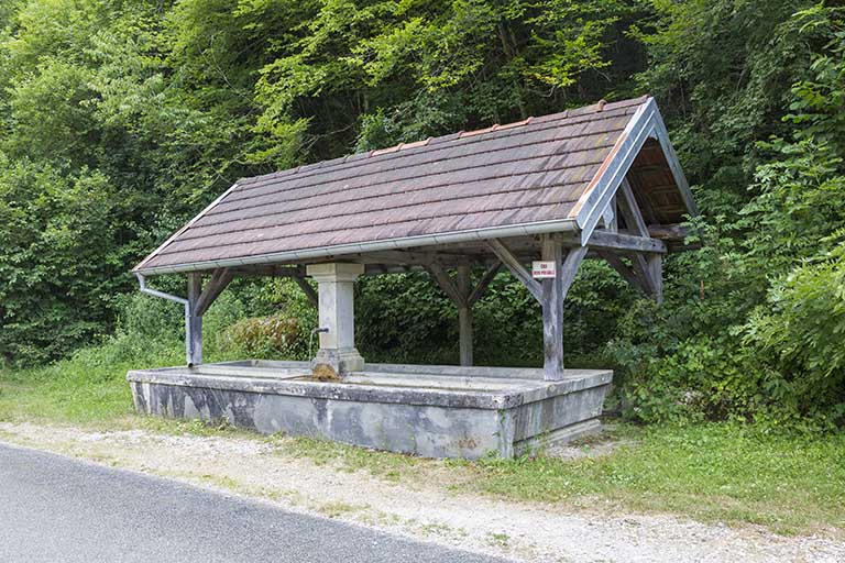 La fontaine et son abri. © Yves Sancey / Région Bourgogne-Franche-Comté, Inventaire du patrimoine - 2013
