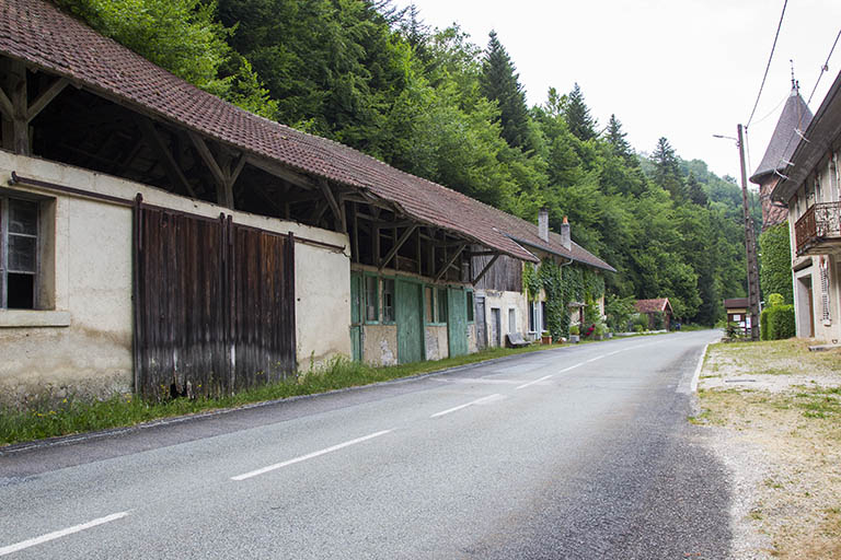 Logements d'ouvriers, écuries et remises, depuis le sud. © Yves Sancey / Région Bourgogne-Franche-Comté, Inventaire du patrimoine - 2013