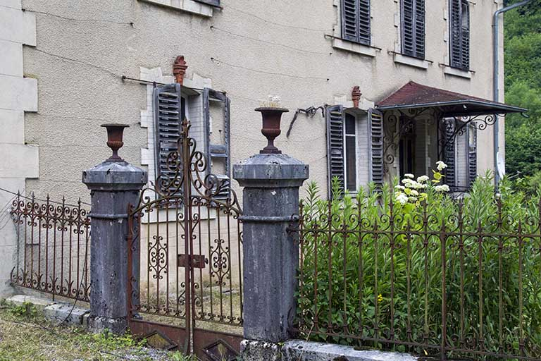 Logement patronal de 1900, façade latérale droite : portail et grille de clôture. © Yves Sancey / Région Bourgogne-Franche-Comté, Inventaire du patrimoine - 2013