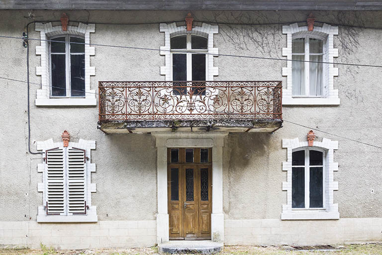 Logement patronal de 1900, façade antérieure : travées centrales. © Yves Sancey / Région Bourgogne-Franche-Comté, Inventaire du patrimoine - 2013