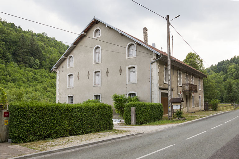 Logement patronal de 1900 : façades antérieure et latérale gauche. © Yves Sancey / Région Bourgogne-Franche-Comté, Inventaire du patrimoine - 2013