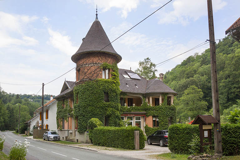 Logement patronal de 1931 : façades antérieure et latérale droite. © Yves Sancey / Région Bourgogne-Franche-Comté, Inventaire du patrimoine - 2013