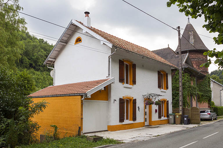 Logement de contremaître : façade antérieure, de trois quarts gauche. © Yves Sancey / Région Bourgogne-Franche-Comté, Inventaire du patrimoine - 2013
