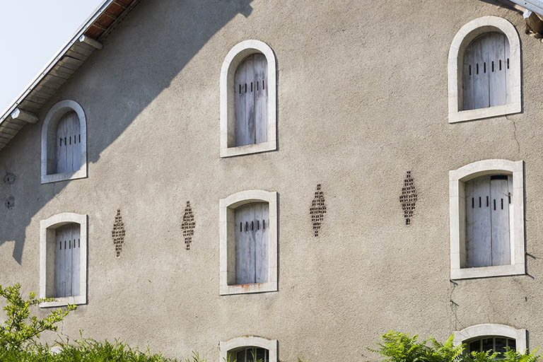 Logement patronal de 1900 : fenêtres de la façade latérale gauche. © Yves Sancey / Région Bourgogne-Franche-Comté, Inventaire du patrimoine - 2013