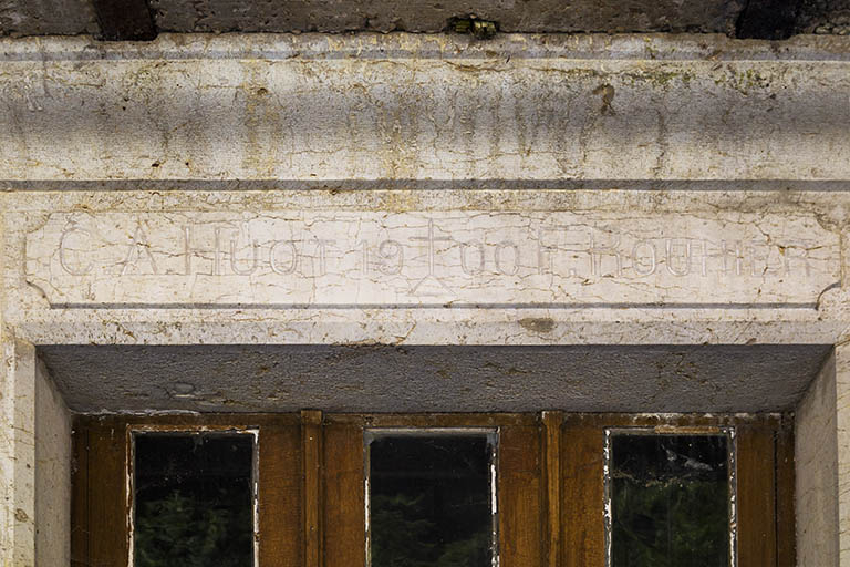 Logement patronal de 1900, façade antérieure : linteau d'entrée daté. © Yves Sancey / Région Bourgogne-Franche-Comté, Inventaire du patrimoine - 2013