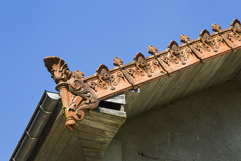 Logement patronal de 1900, façade latérale droite : acrotère et tuiles de rive en céramique. © Yves Sancey / Région Bourgogne-Franche-Comté, Inventaire du patrimoine - 2013