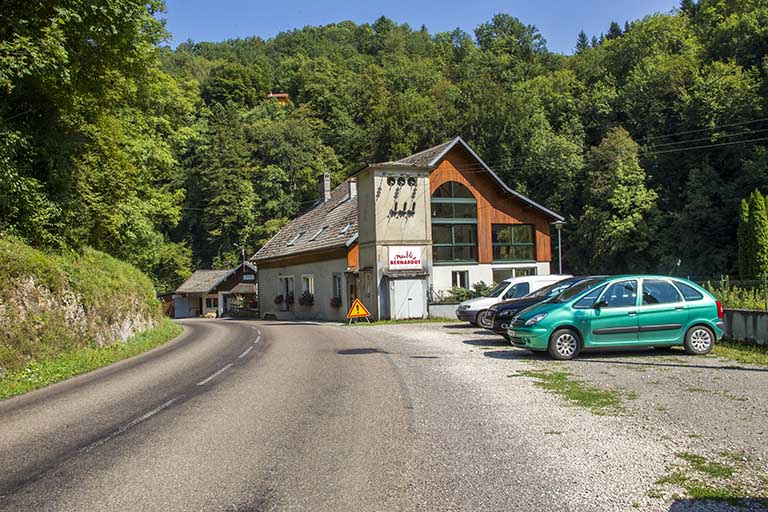 Le logement patronal et le transformateur, depuis la route à l'ouest. © Yves Sancey / Région Bourgogne-Franche-Comté, Inventaire du patrimoine - 2013