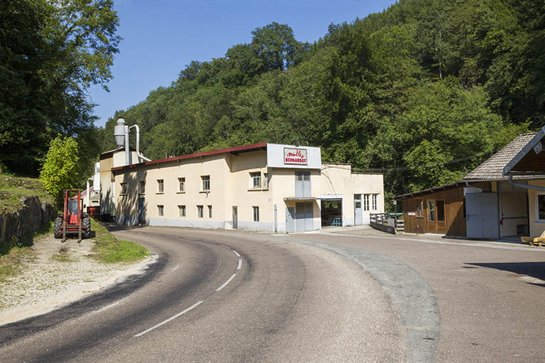 L'usine, depuis la route au sud : bâtiment refait en 1990. © Yves Sancey / Région Bourgogne-Franche-Comté, Inventaire du patrimoine - 2013