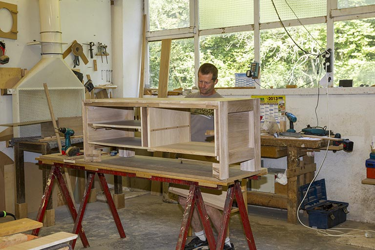 Atelier de 1990 : montage d'un meuble. © Yves Sancey / Région Bourgogne-Franche-Comté, Inventaire du patrimoine - 2013