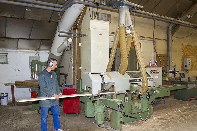 Atelier des années 1980 : raboteuse Profimat. © Yves Sancey / Région Bourgogne-Franche-Comté, Inventaire du patrimoine - 2013